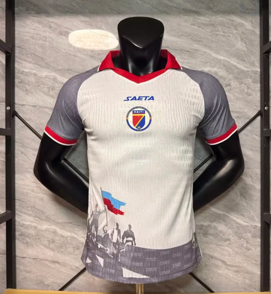 Maillot Haïti Extérieur 2026 Saeta – Blanc Gris Rouge