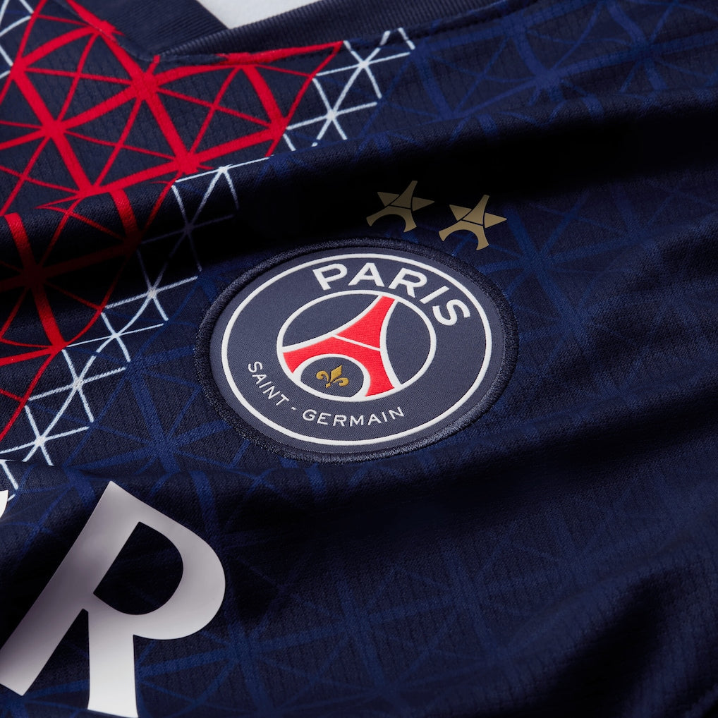 Maillot PSG Back 2 Back Domicile 26/27 – Détail badge Champions of Europe 2026 Back2Back pas cher