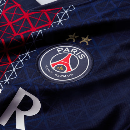 Maillot PSG Back 2 Back Domicile 26/27 – Détail badge Champions of Europe 2026 Back2Back pas cher